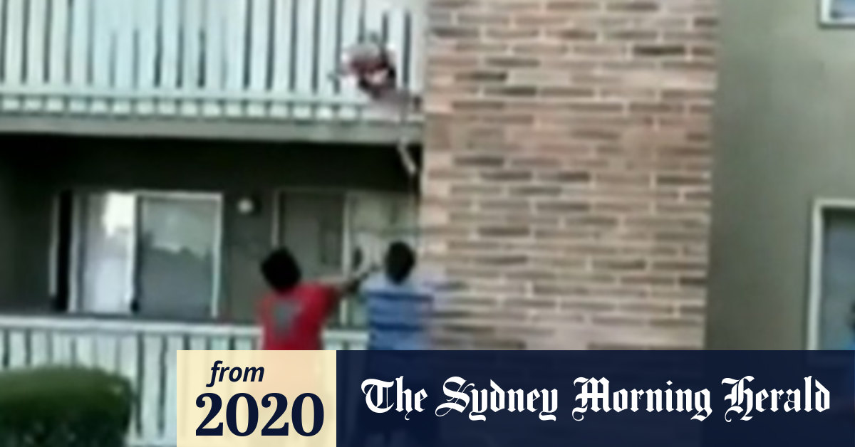 Video Mother throws young boy from burning building